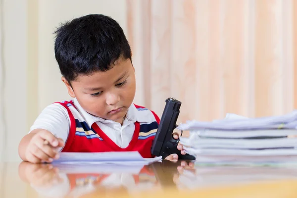 Pojken arbeta läxor noggrant. — Stockfoto