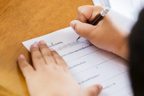 Der Junge macht sorgfältig Hausaufgaben. — Stockfoto