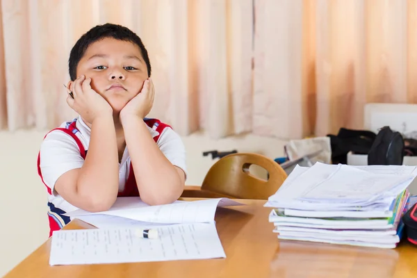 O menino cansado de lição de casa . — Fotografia de Stock