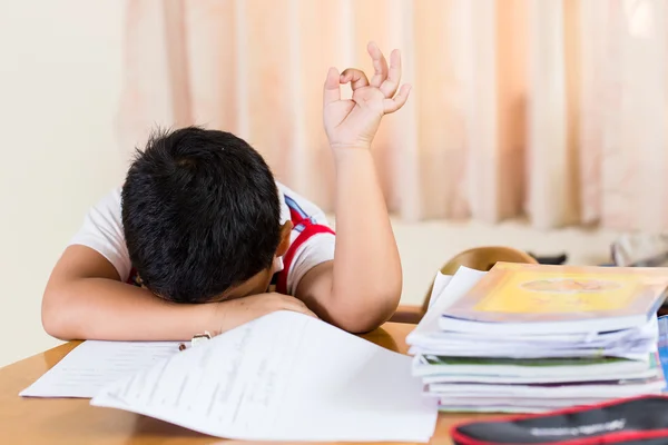 O menino cansado de lição de casa . — Fotografia de Stock