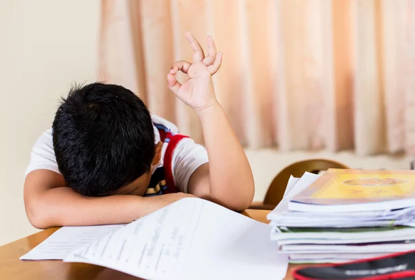 Le garçon fatigué des devoirs . — Photo