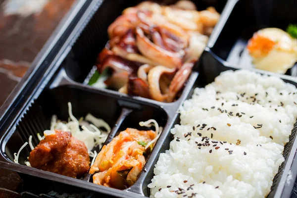 Japon yemekleri ızgara kalamar ile — Stok fotoğraf