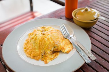 Gıda, ahşap bir masa üzerinde pirinç omlet
