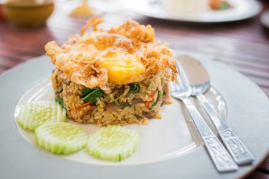 fesleğen beef kızarmış pilav kızarmış yumurta ile tepesinde