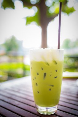 ahşap masa, doğal zemin üzerine yeşil çay smoothie