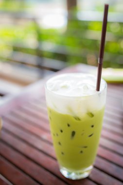 ahşap masa, doğal zemin üzerine yeşil çay smoothie