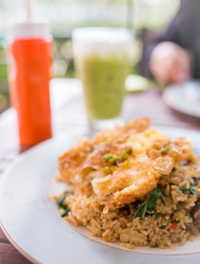 fesleğen beef kızarmış pilav kızarmış yumurta ile tepesinde