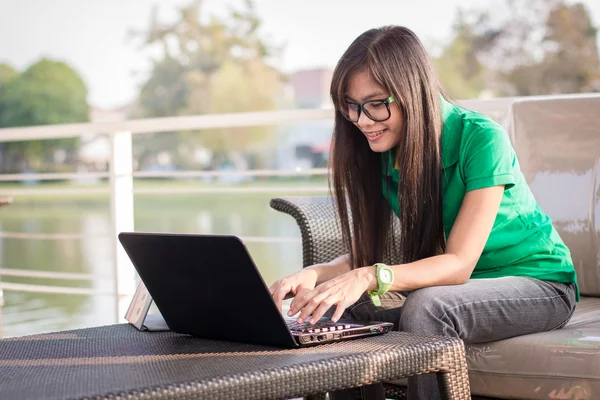 Pretty Asian female adolescents use technology for communication — Stock Photo, Image