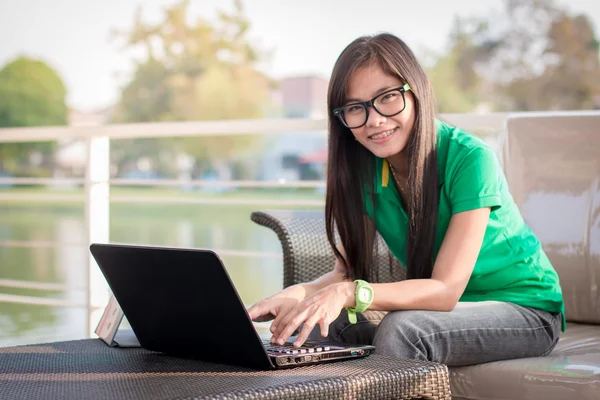 Bastante asiático femenino adolescentes uso tecnología para la comunicación — Foto de Stock