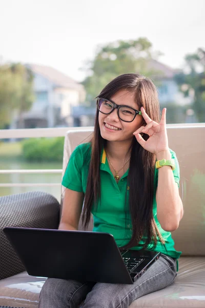 Pretty Asian female adolescents use technology for communication — Stock Photo, Image