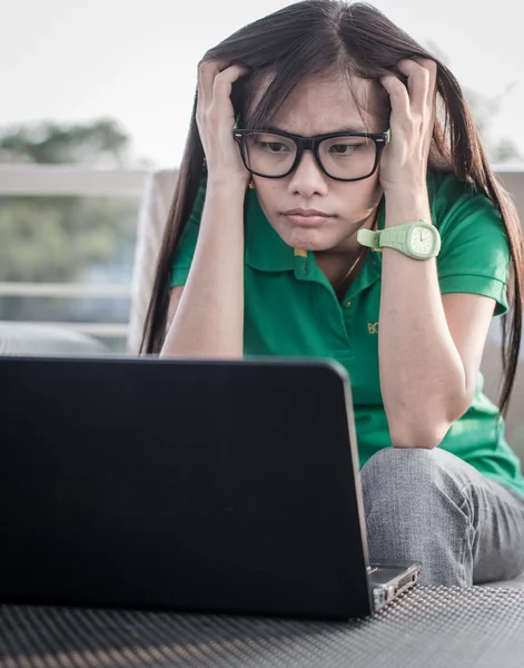 Beautiful Asian teenage girl using a computer, are stressed — Stock Photo, Image