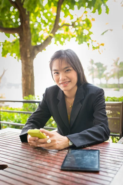 Beautiful Asian business woman using mobile for communication — Stock Photo, Image