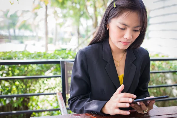 Hermosa mujer de negocios asiática utilizando tableta para la comunicación — Foto de Stock