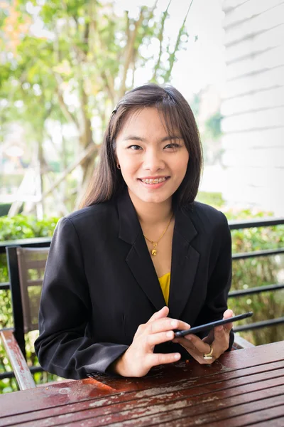 Mulher de negócios asiática bonita usando tablet para comunicação — Fotografia de Stock