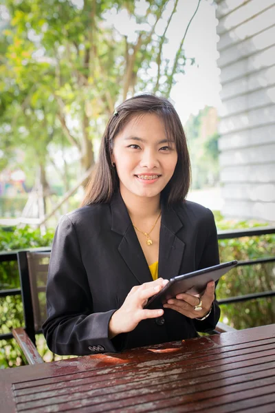 Mulher de negócios asiática bonita usando tablet para comunicação — Fotografia de Stock