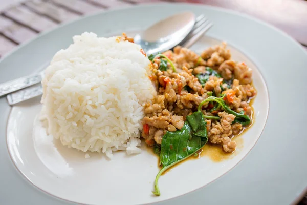 Arroz frito de carne de manjericão Coberto com um ovo frito — Fotografia de Stock