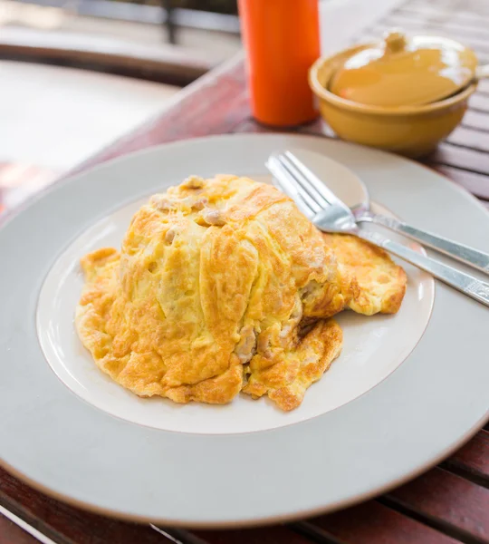 Gıda, ahşap bir masa üzerinde pirinç omlet