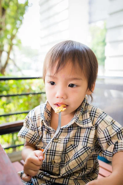 亚裔男孩正在吃早饭 — 图库照片