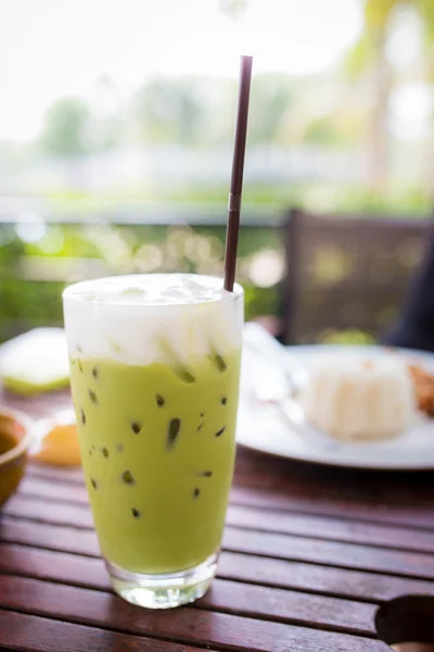 Groene thee smoothie op houten tafel, natuurlijke achtergrond — Stockfoto