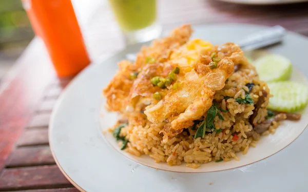 Arroz frito de carne de manjericão Coberto com um ovo frito — Fotografia de Stock