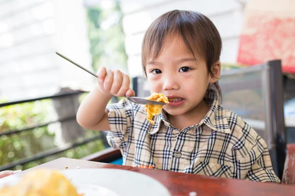 亚裔男孩正在吃早饭 — 图库照片