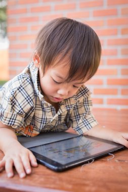 Asyalı çocuk oyun tablet eğlence