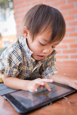 Asyalı çocuk oyun tablet eğlence