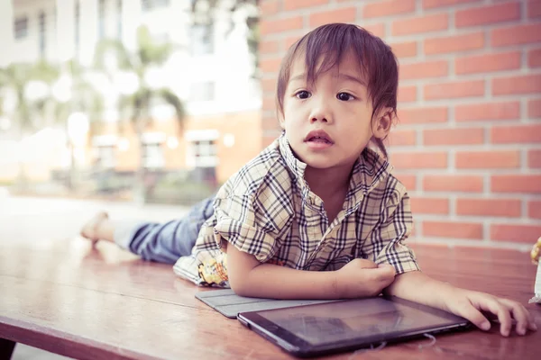 Asijské boy hrát tablet zábava — Stock fotografie