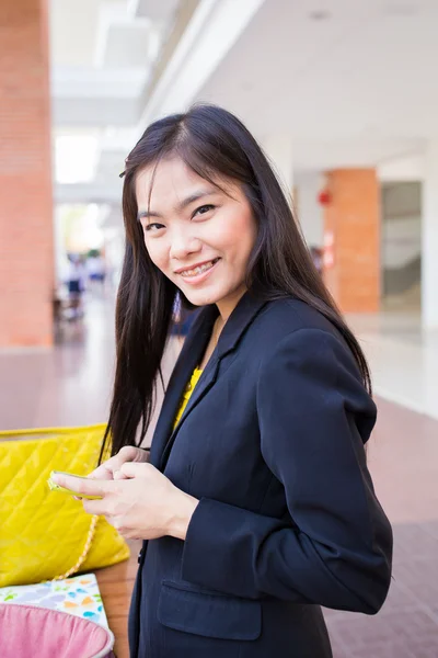 Mooie jonge Aziatische vrouwelijke ondernemers met behulp van een slimme telefoon — Stockfoto