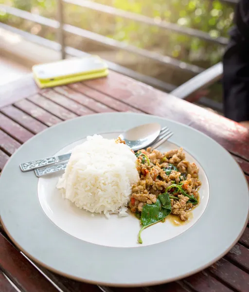 Arroz frito de res de albahaca cubierto con un huevo frito — Foto de Stock