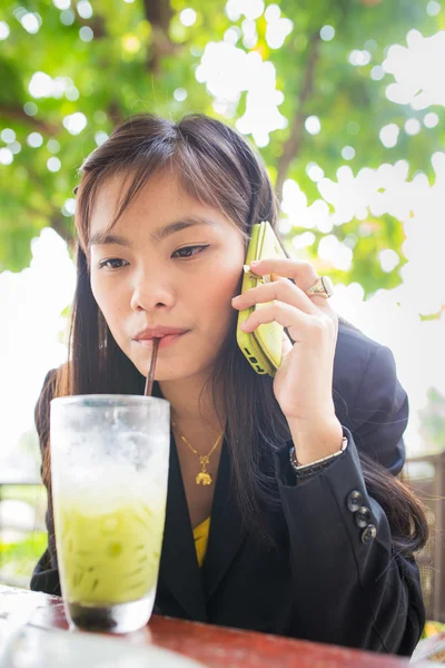 Asiático jovens empresárias estão usando o telefone para se comunicar — Fotografia de Stock