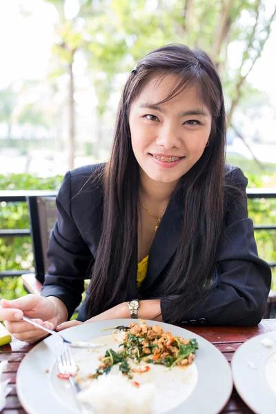 Azjatyckie młode businessmanwomen jedzą śniadanie — Zdjęcie stockowe