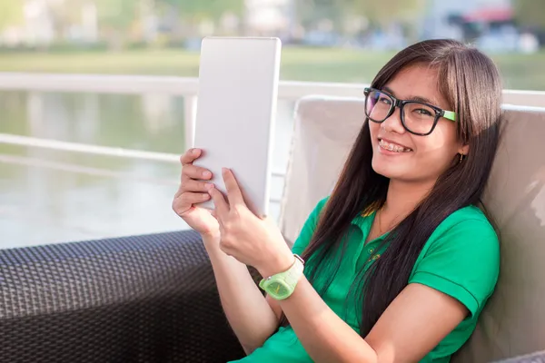 Bastante asiático femenino adolescentes uso tecnología para la comunicación — Foto de Stock