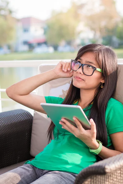 Pretty Asian female adolescents use technology for communication — Stock Photo, Image