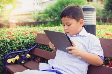 Asyalı çocuk oyun tablet eğlence