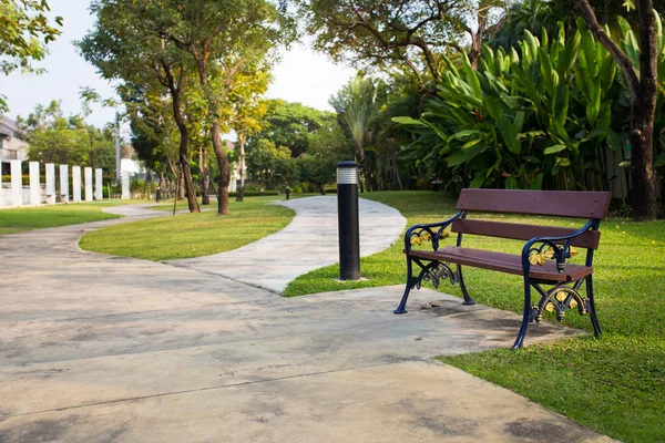 Bahçedeki tahtadan sandalyeler