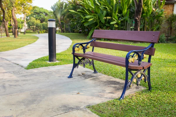 Houten stoelen in de tuin — Stockfoto