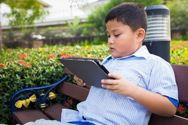 Asiatische junge spielen tablet Spaß — Stockfoto