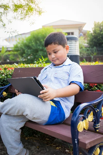 Asijské boy herní tablet zábava — Stock fotografie