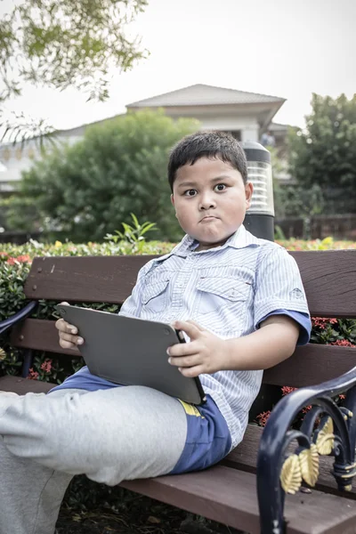 Asiático chico jugando tableta divertido — Foto de Stock