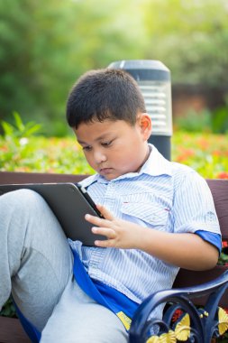 Asyalı çocuk oyun tablet eğlence