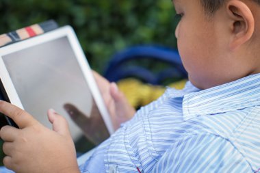 Asyalı çocuk oyun tablet eğlence