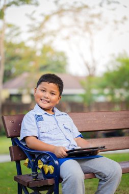 Asyalı çocuk oyun tablet eğlence