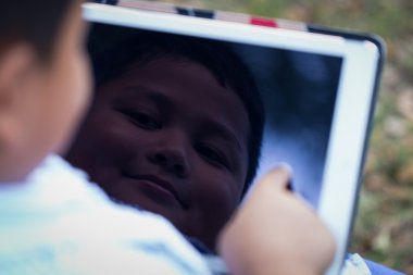 Asyalı çocuk oyun tablet eğlence