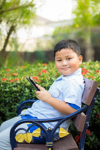 Asiático chico jugando tableta divertido — Foto de Stock