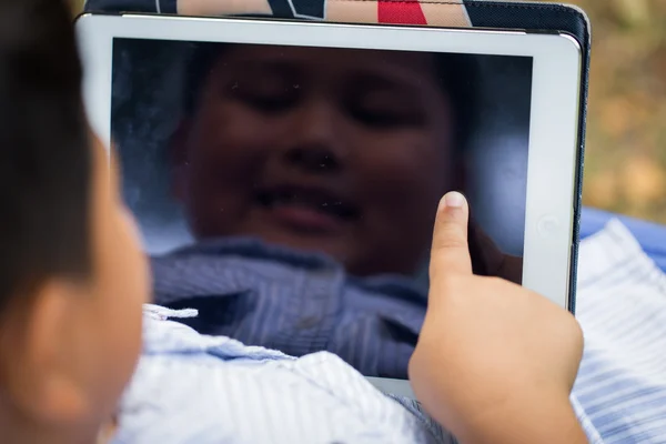 Asijské boy herní tablet zábava — Stock fotografie