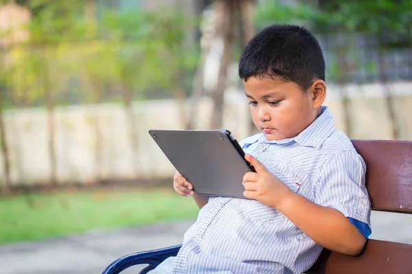 Asyalı çocuk oyun tablet eğlence