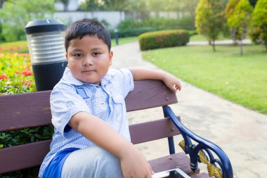 Asyalı çocuklar bahçede oturmak