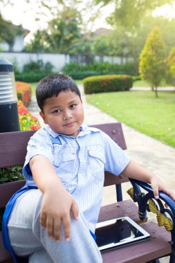 Asyalı çocuklar bahçede oturmak
