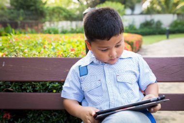 Asyalı çocuk oyun tablet eğlence